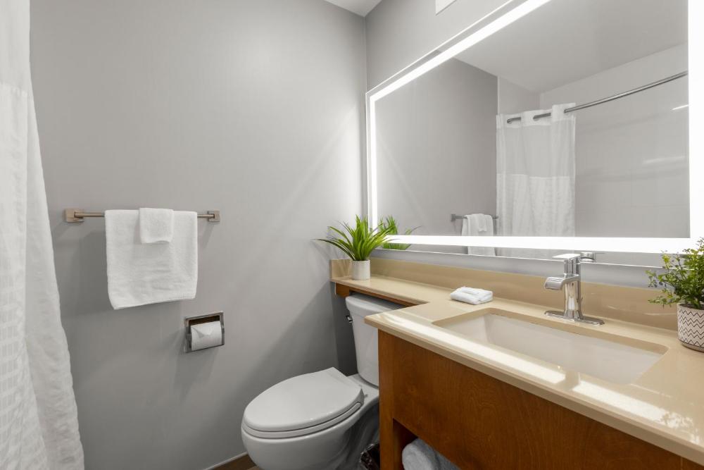 Deluxe Queen Room interior